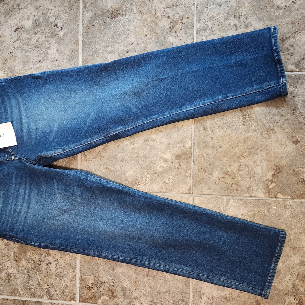 Frame Denim Blue Straight Leg Jeans with Classic Wash